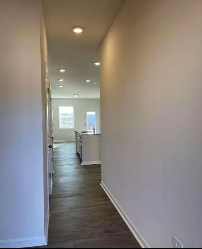 Building Photo - 300 Laurel Pk Dr