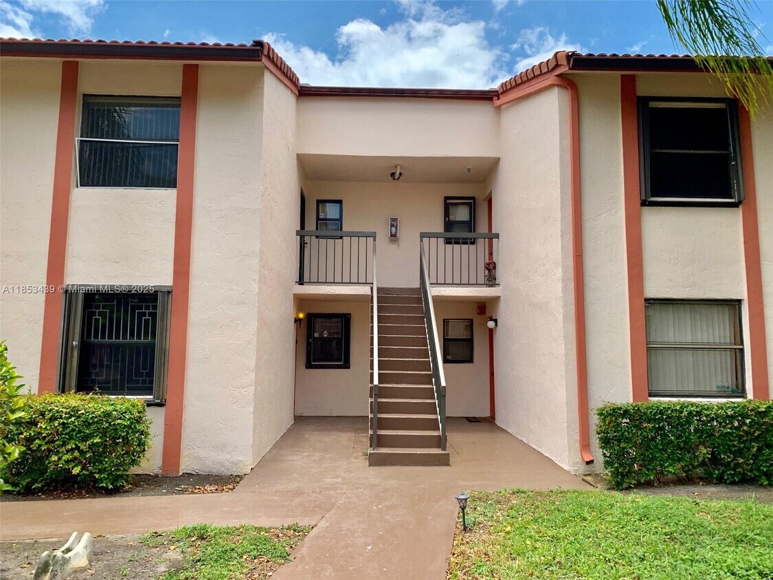 Foto principal - 905 NE 209th St