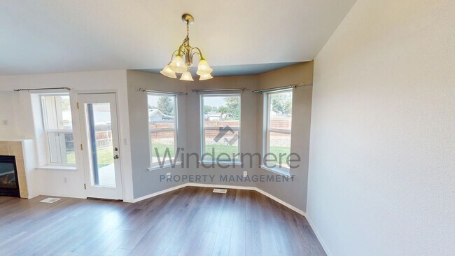 Building Photo - 949 Carmella St