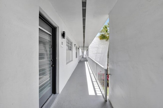 Building Photo - 413 Normandy Ln