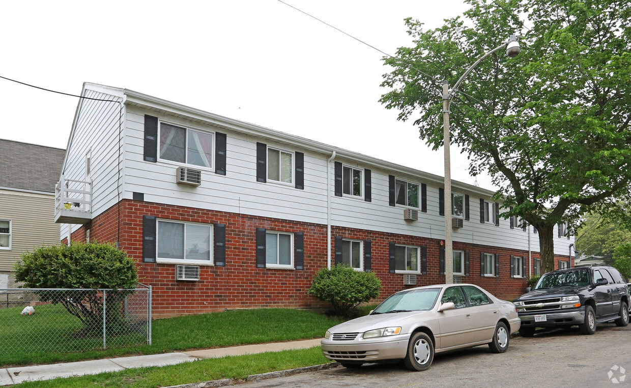 Building Photo - El Jardin II Apartments