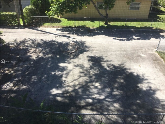Foto del edificio - 4911 Ponce de Leon Blvd
