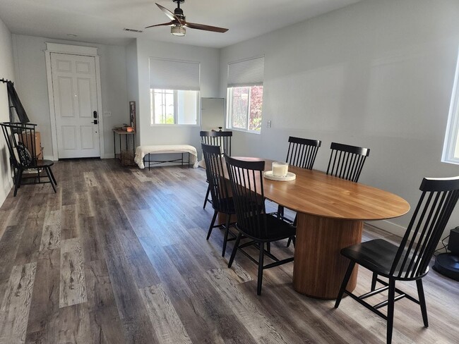 Foto del edificio - Gorgeous Home with 5 Bedrooms, 3 Baths, So...