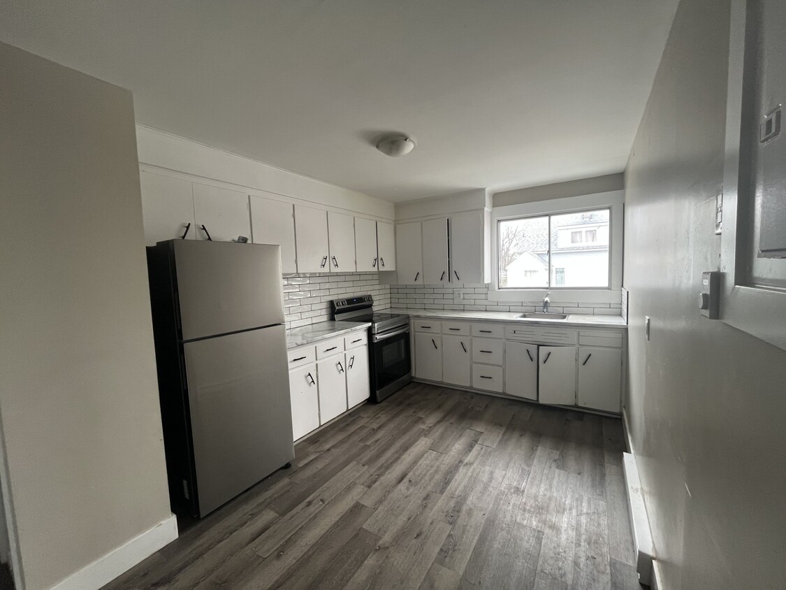 Primary Photo - 46 Terris Ave