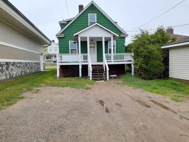 Foto del edificio - 240 E Chapman St