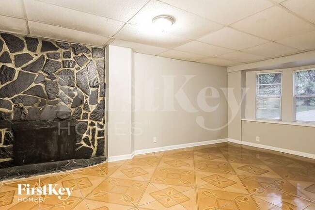 Building Photo - 641 Cherry Ln
