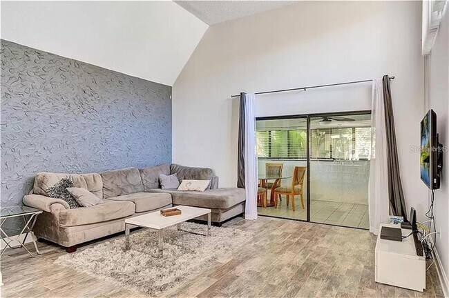 Foto del edificio - 5818 Windhover Dr