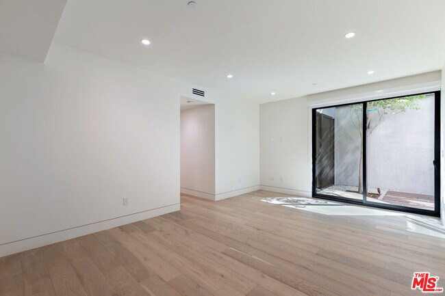 Foto del edificio - 4053 Sapphire Dr