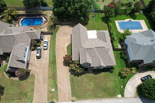 Foto del edificio - 9351 Lake Bridge Dr