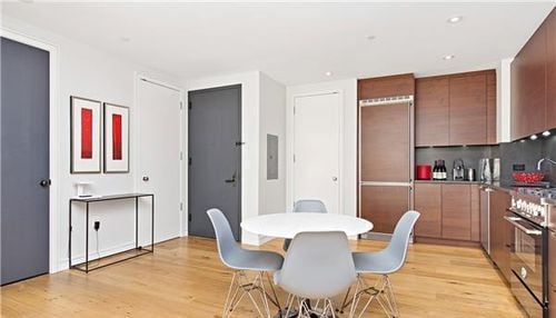 Building Photo - 560 W 28th St