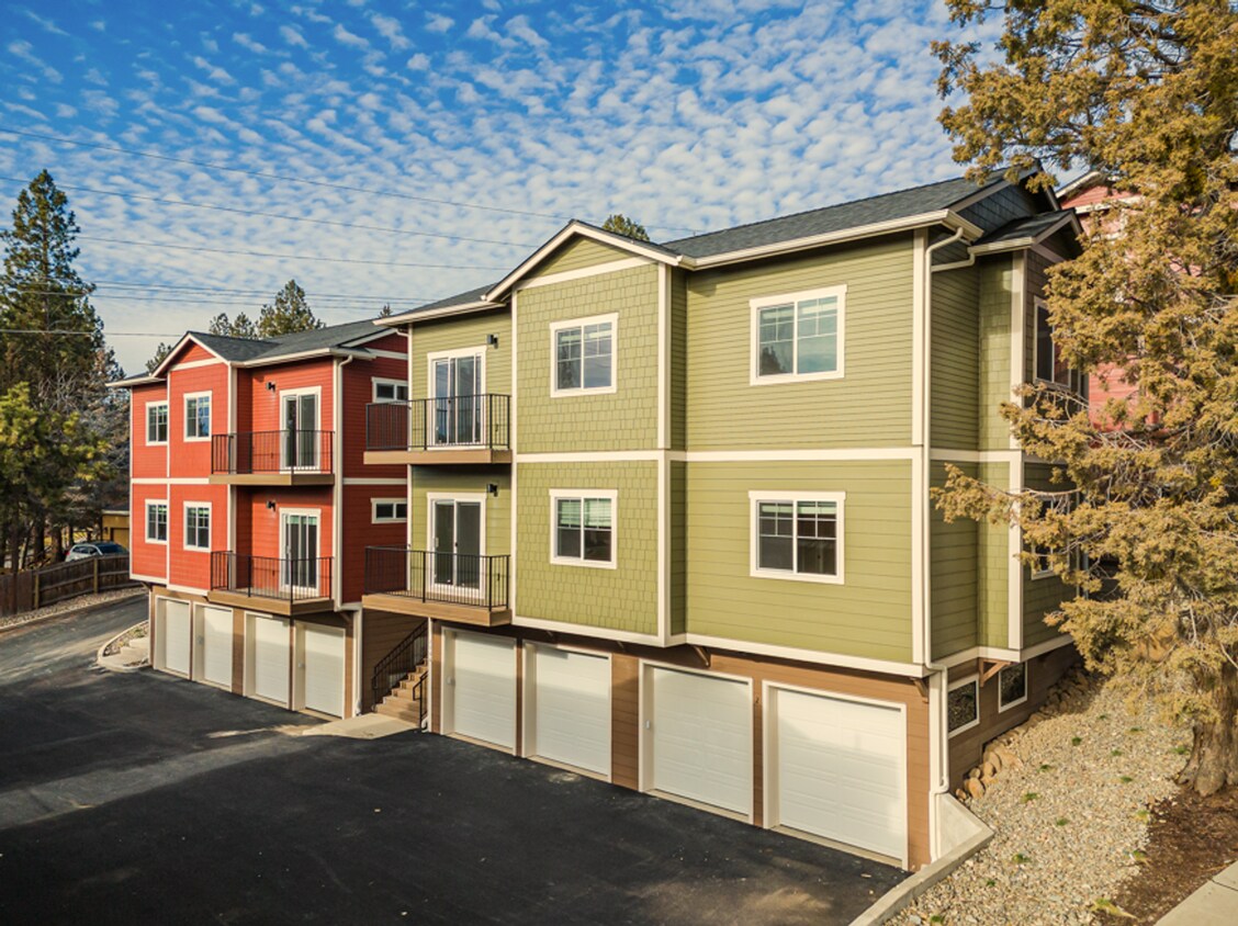 Foto principal - Brand New 2 Bed/1 Bath Duplex Apartment wi...