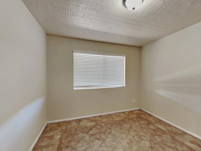 Foto del edificio - 3734 W Columbine Dr