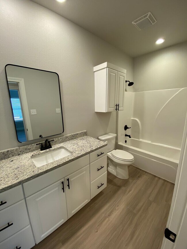 Foto del edificio - 5853 Urbana Pl