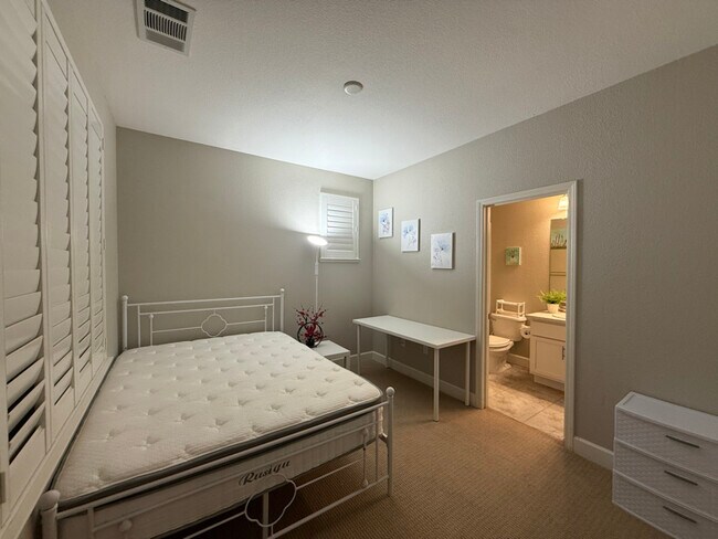 Building Photo - 244 Selby Lane