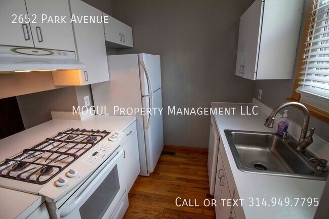 Building Photo - 2-bed townhouse w/ garage!