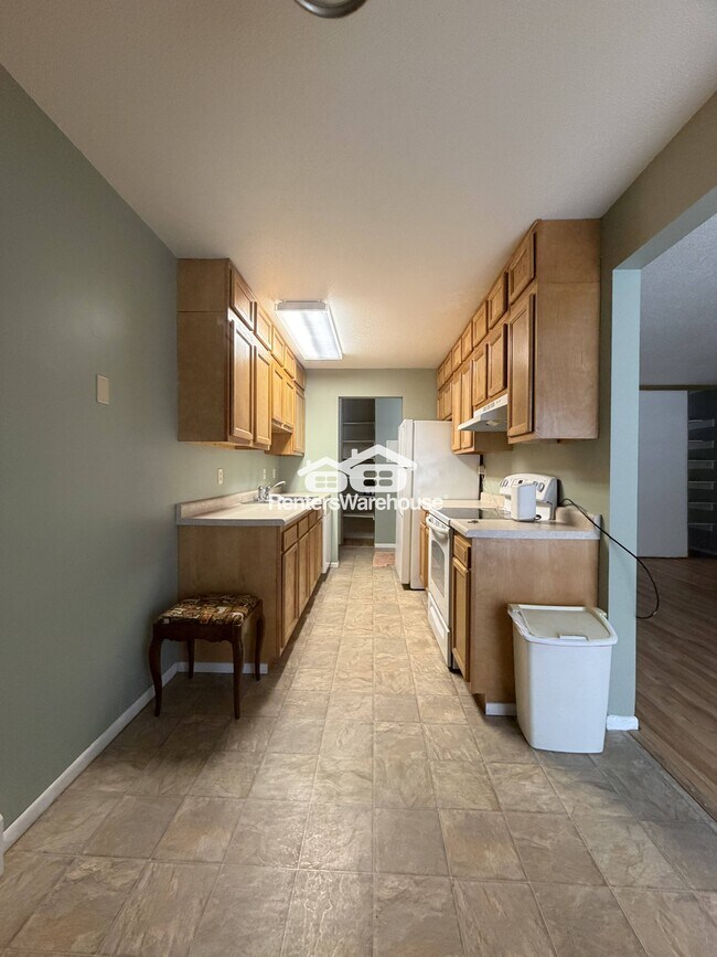 Foto del edificio - 4648 Cedar Lk Rd S