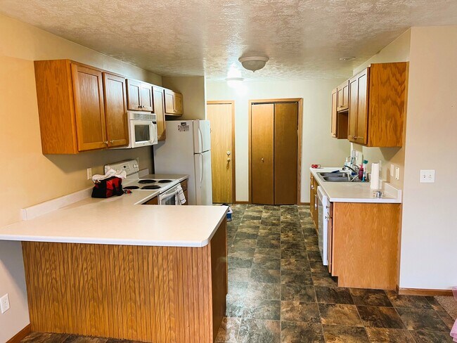 Cocina - 1400 E Rushmore Dr