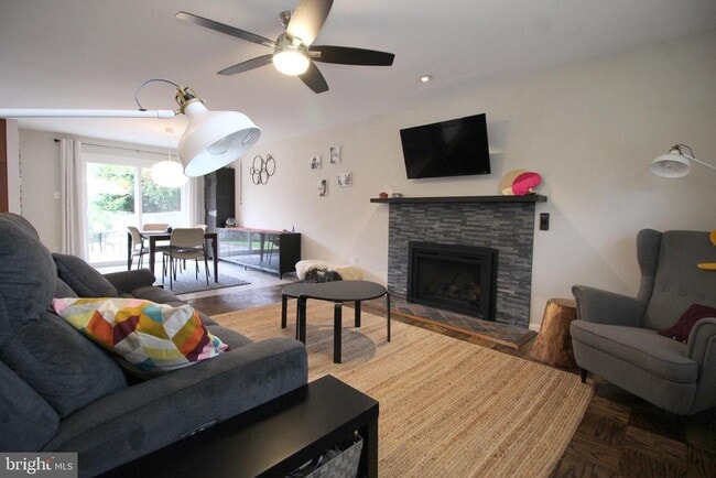 Building Photo - 1421 Mayflower Dr