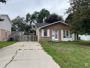 Building Photo - 371 Somerset Crescent