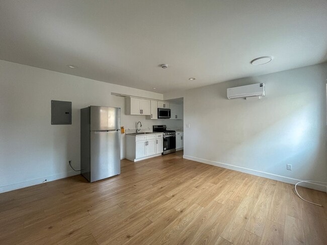 Interior Photo - 1034 Magnolia Ave