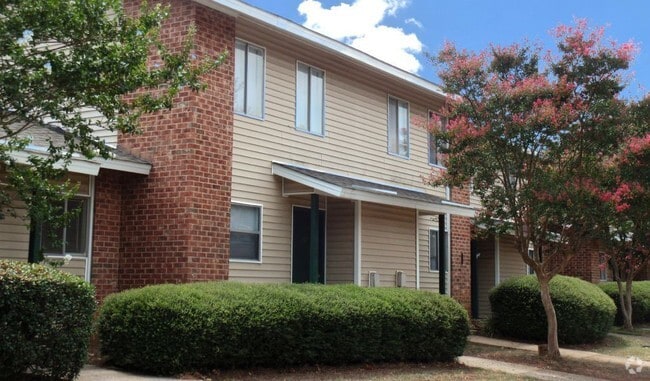 Building Photo - Savannah Oaks
