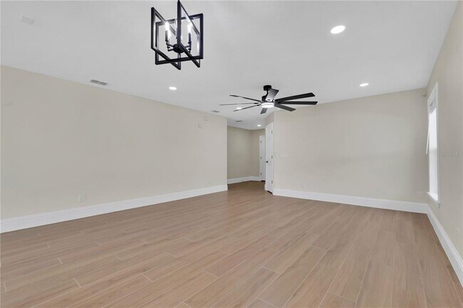 Foto del edificio - 531 Flower Fields Ln