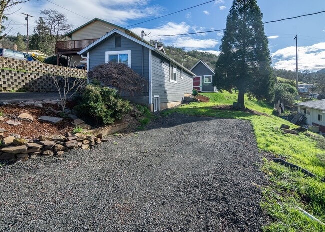 Building Photo - Newly Remodeled 2 Bedroom House with Storage!