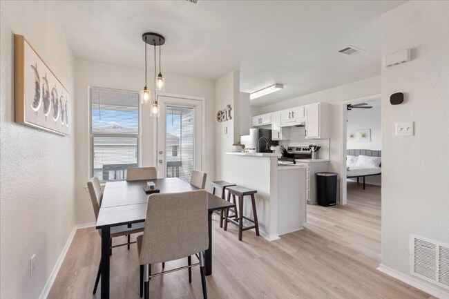 Foto del edificio - 5810 Redstone Dr