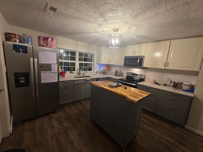 Cocina - 215 Wellons St