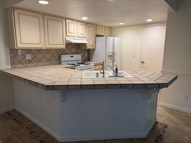 Foto del edificio - Three bedroom two and a half bath Condo