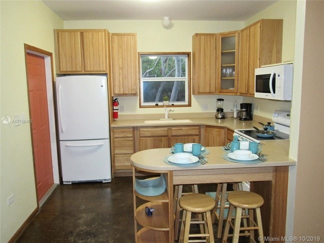 Building Photo - 200 Silver Lake Dr