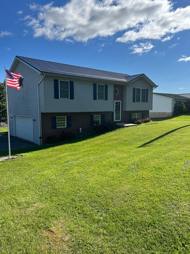 Foto principal - 3 bedroom 2 bathroom Home In Shippensburg PA!