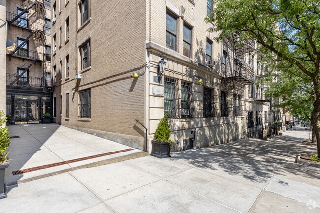 Building Photo - 69 Tiemann Pl