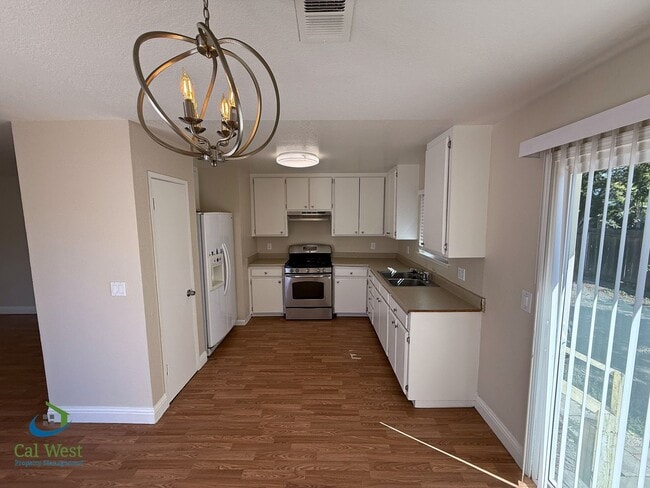 Foto del edificio - $2995.00 Spacious 3 Bed / 2 Bath Cottage i...