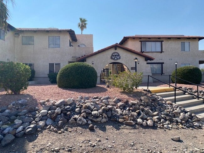 Building Photo - 2 bedroom 1 Bath lower level condo with Ga...