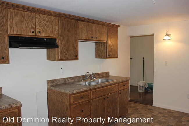 Building Photo - 3 br, 1 bath House - 220 South Main Street