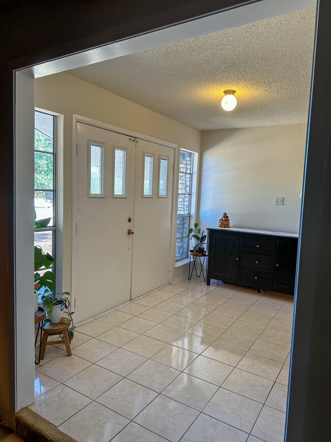 Building Photo - 81 Family Cir