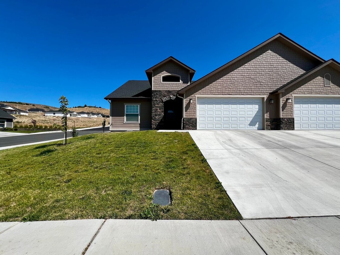 Foto principal - Non-Refundable & Security Deposit Total: $...