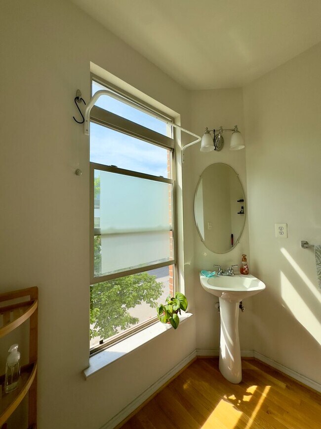 Building Photo - Modern 3-Bedroom Townhome with Stylish Fea...