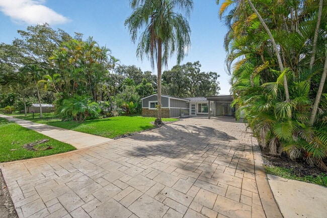 Foto del edificio - 6640 Douglas St