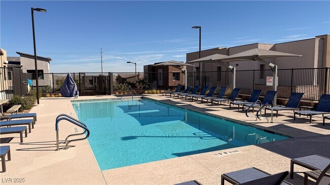 Foto del edificio - 600 N Carriage Hill Dr