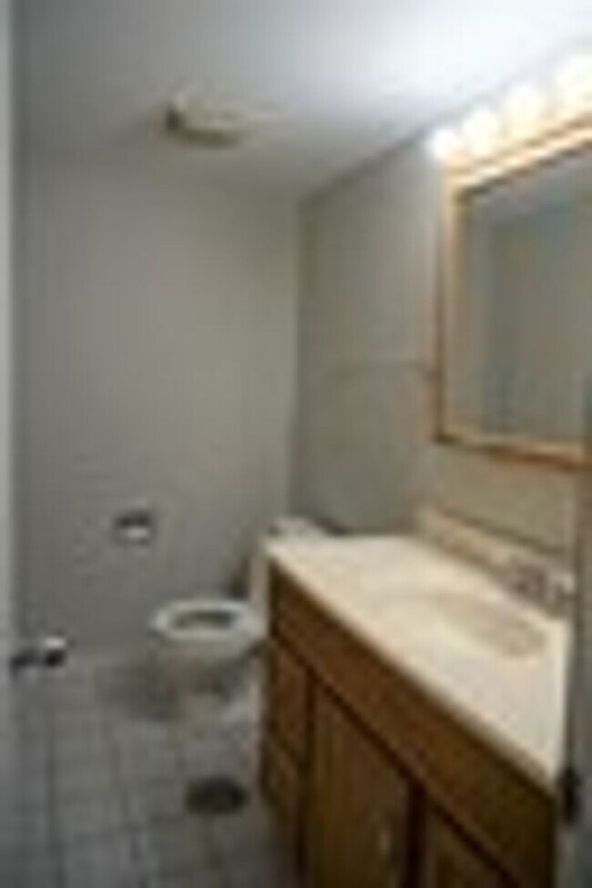 Building Photo - Newly Updated 2 bedroom 1.5 Bath Unit.