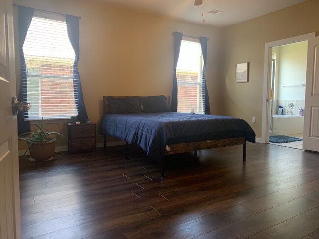 Building Photo - 5900 Zachary Scott St