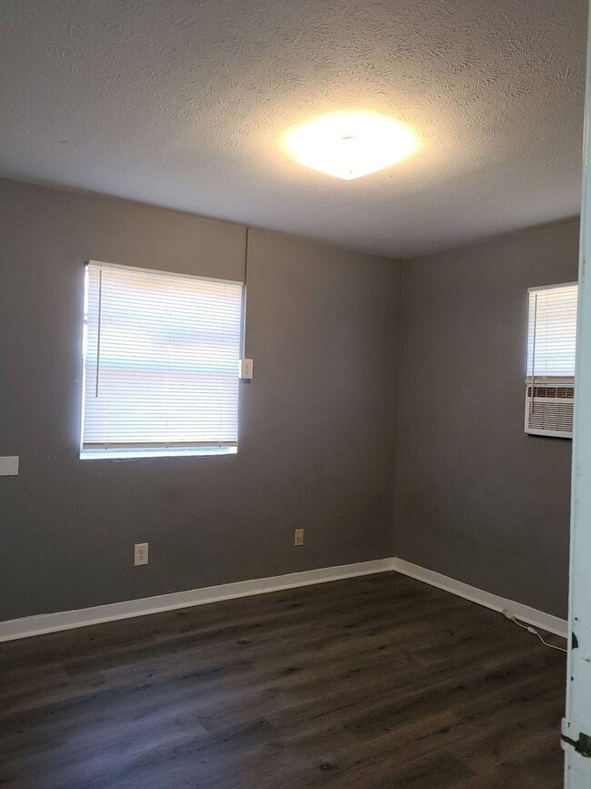 Building Photo - 2 bedroom 1 bathroom