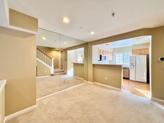 Building Photo - Beautiful 2bed townhome for rent in Bellevue