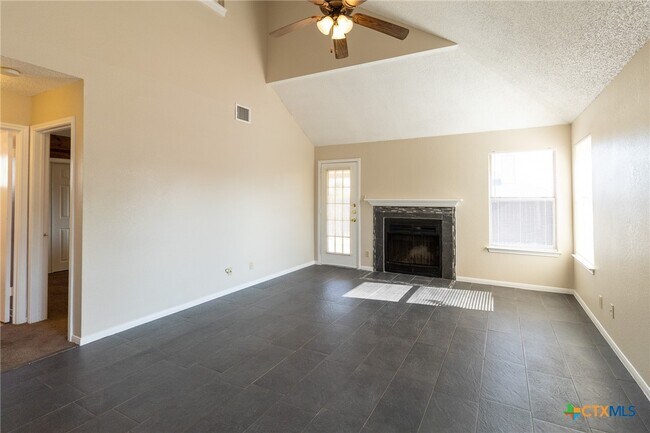Foto del edificio - 2701 Woodlands Dr