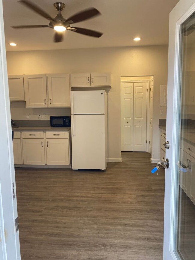 Building Photo - Cute Liliha Studio, Utilities included