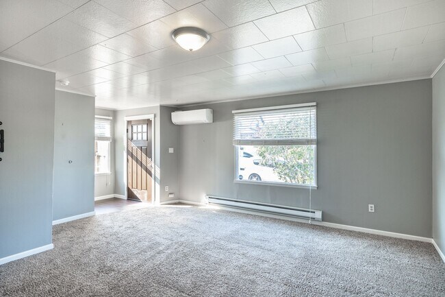 Building Photo - Cute Downtown 2 Bedroom House with Fenced ...