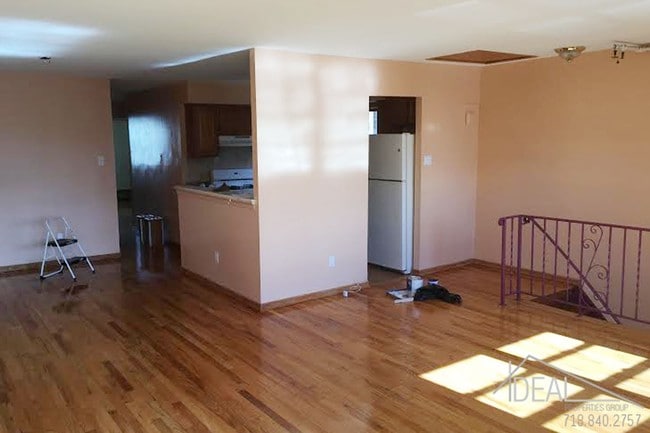 Building Photo - Huge 3br/1.5ba w/driveway in Gravesend