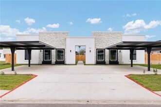 Building Photo - 17 Selena St